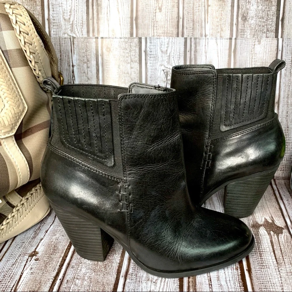VINCE CAMUTO Classic Fall Minimalist Black Leather VP-Highland Ankle Boots, 6.5